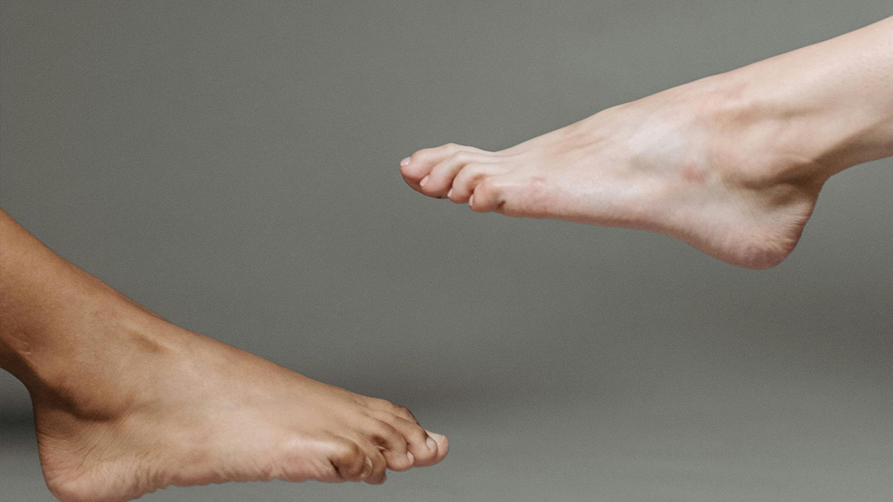 Punya Kaki Datar? Ini Alasan Mengapa Anda Butuh Sandal yang Stabil